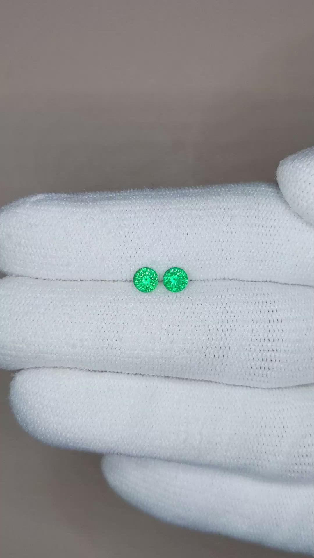 0.37&nbsp;Ct.Tw.Total Carat Weight Emerald Pair from Russia Size Video