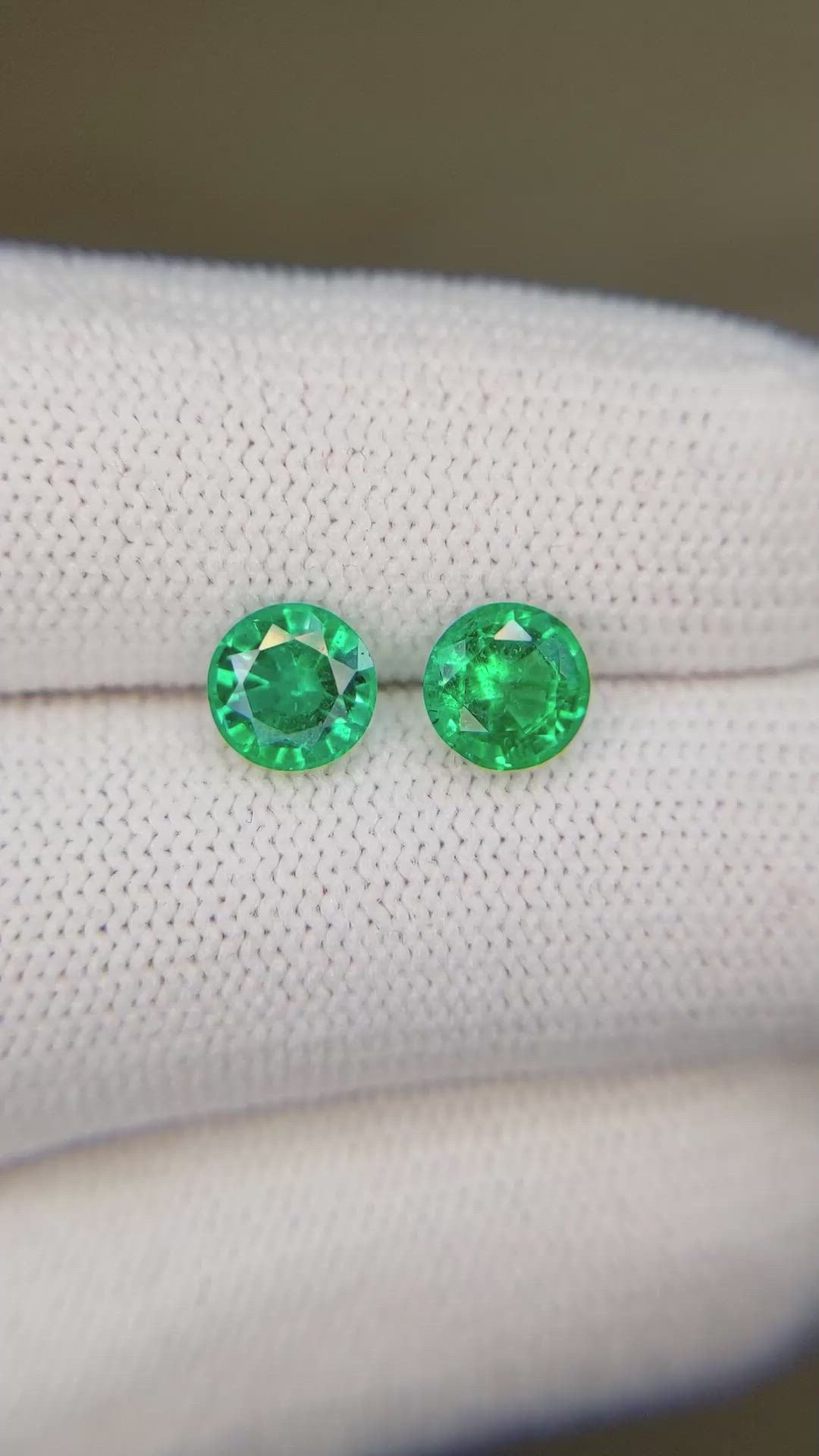 1.55&nbsp;Ct.Tw.Total Carat Weight Emerald Pair from Zambia Size Video